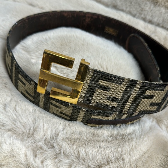 Authentic FENDI belt 31 inches to longest hole.Buckle is 1.5 inch x 1.75 inches - Picture 1 of 1